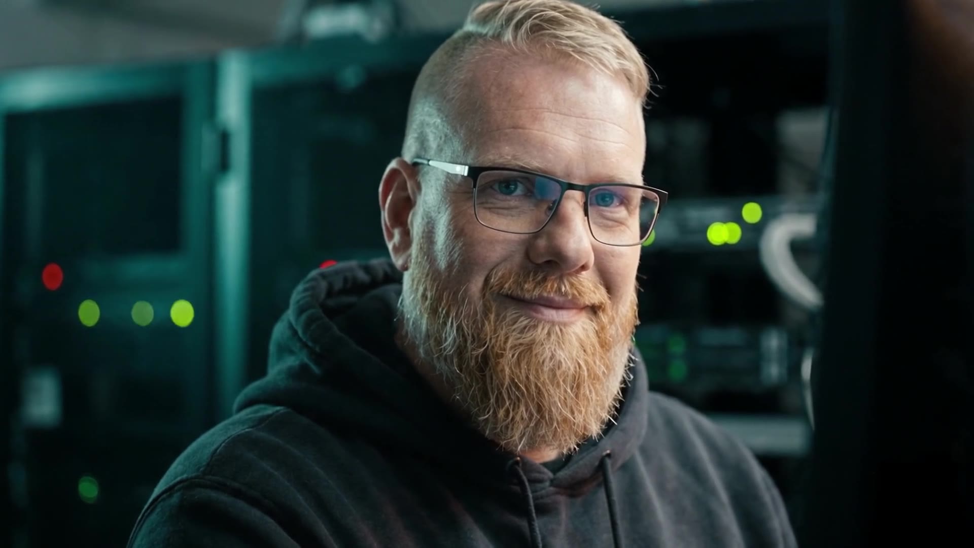 Florian Hesse bei der Arbeit im Serverraum